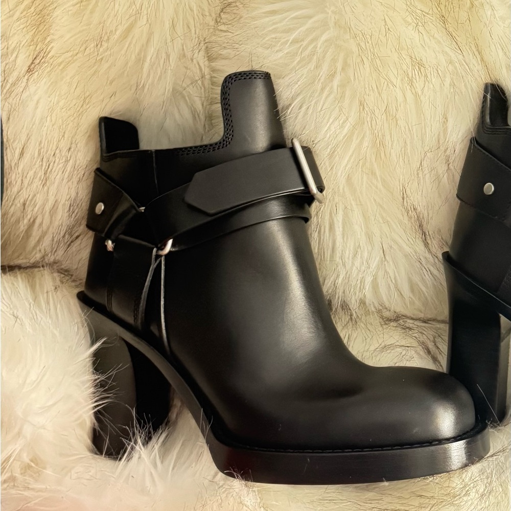 BURBERRY 
Black Leather Ankle Boots 
Women's  US 7